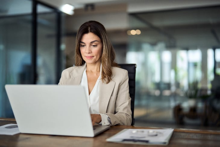 Business-woman-looking-at-laptop-and-working-2004891060-4