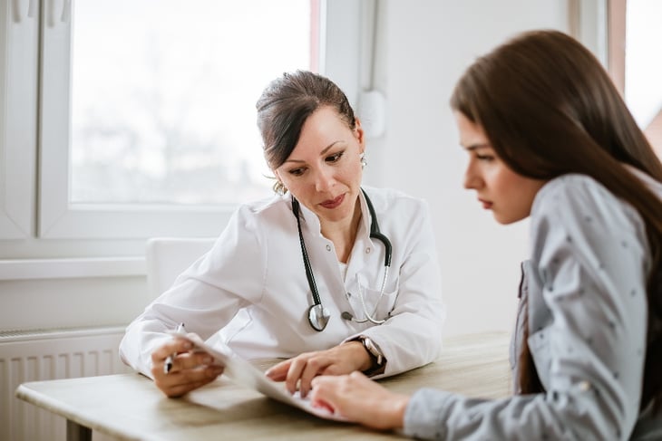 doctora atentiendo a una paciente en su centro médico