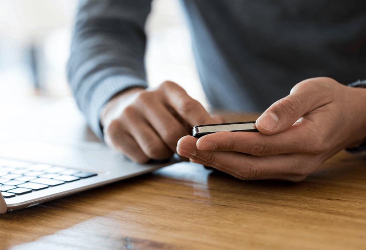 paciente con el móvil comunicándose con el centro médico
